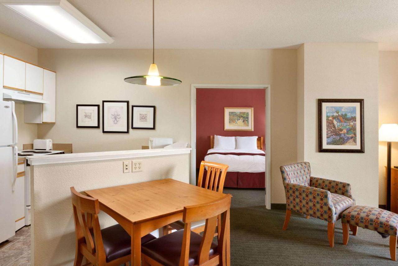 Baymont By Wyndham Wichita East Hotell Eksteriør bilde